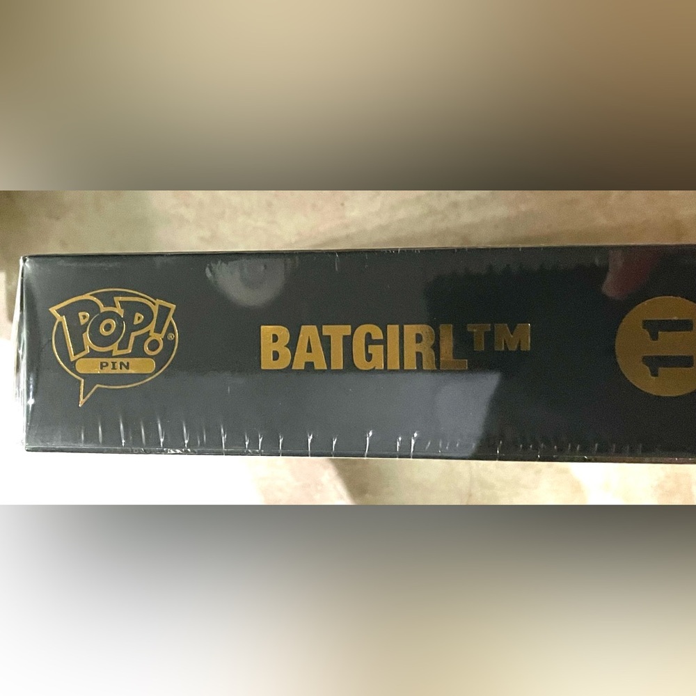 Funko Pop! BATGIRL Enamel Pin - Picture 5 of 7